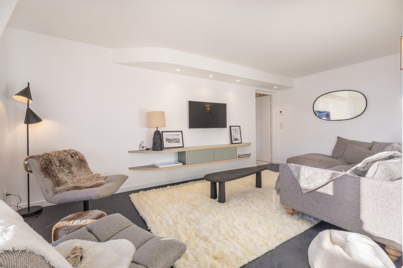 _lv_images__lot_0002800163_02_9374258