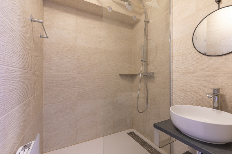 _lv_images__lot_0002800189_12_9417972