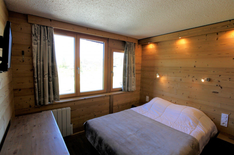 _lv_images__lot_0002800195_05_9374290