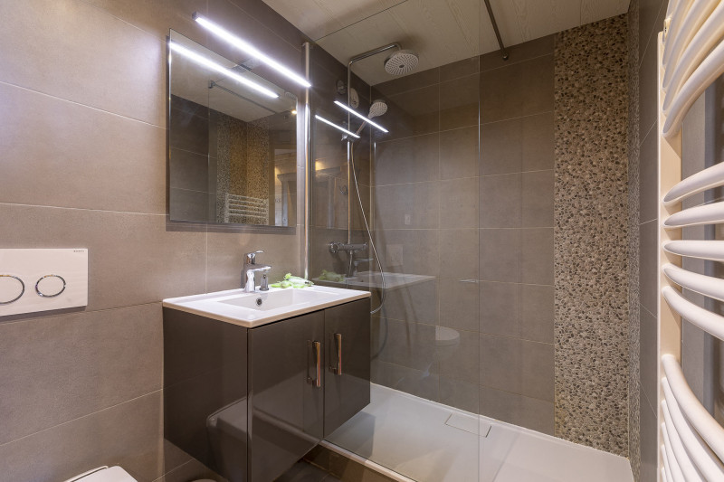 _lv_images__lot_0002800199_13_9658618