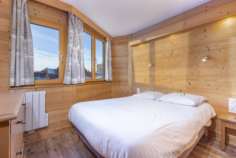 _lv_images__lot_0002800200_06_9891101