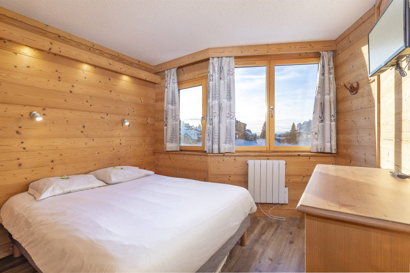 _lv_images__lot_0002800200_07_9671785