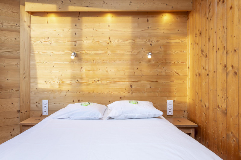 _lv_images__lot_0002800200_09_9468890