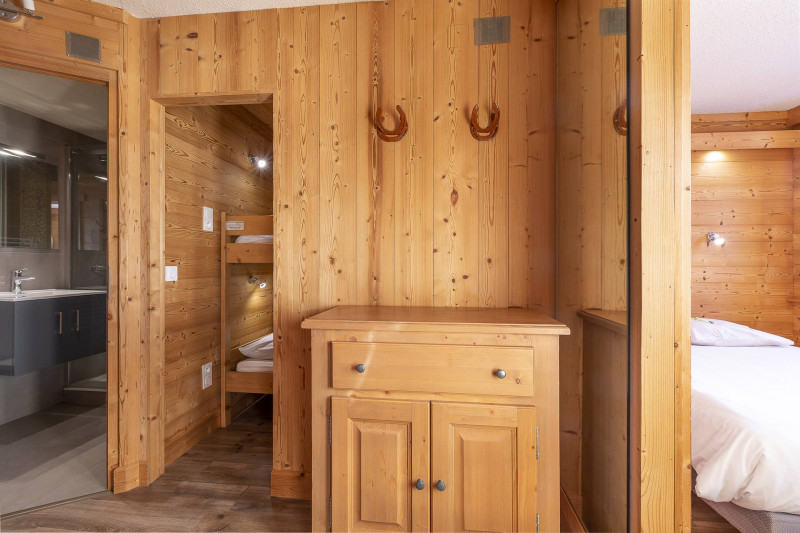 _lv_images__lot_0002800200_13_10024667