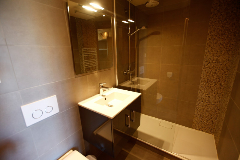 _lv_images__lot_0002800201_04_9984169