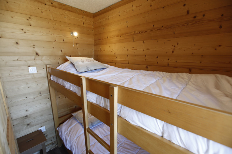 _lv_images__lot_0002800201_05_9830852