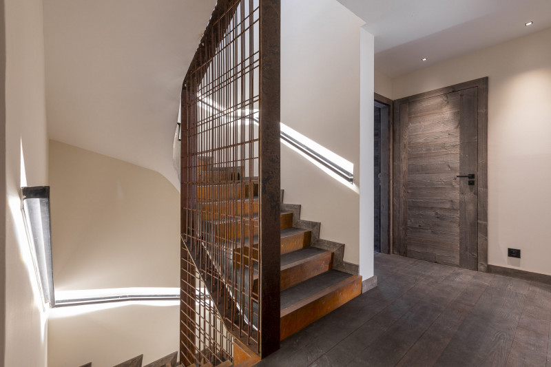 _lv_images__lot_0002800205_13_9850085