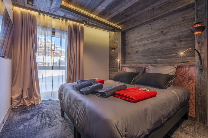 _lv_images__lot_0002800206_10_9809792