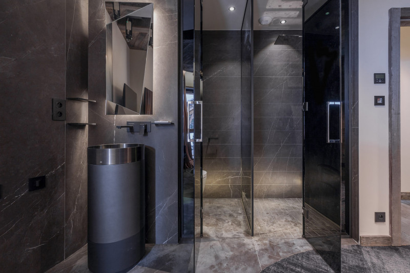 _lv_images__lot_0002800206_12_9989966