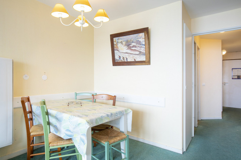 _lv_images__lot_0002800233_08_9832008