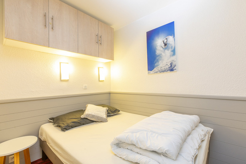 _lv_images__lot_0002800241_06_9431630