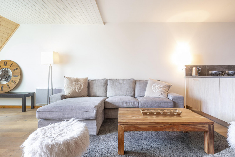 _lv_images__lot_0002800272_04_9214209