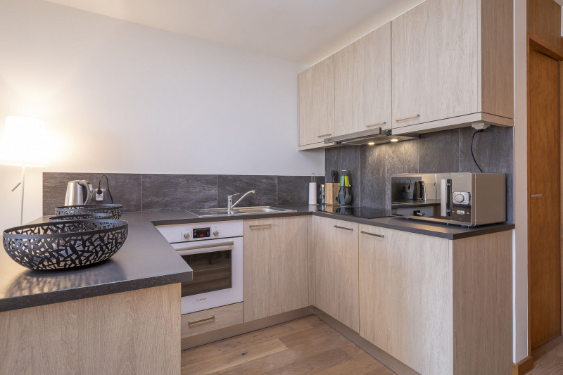 _lv_images__lot_0002800272_09_9214214