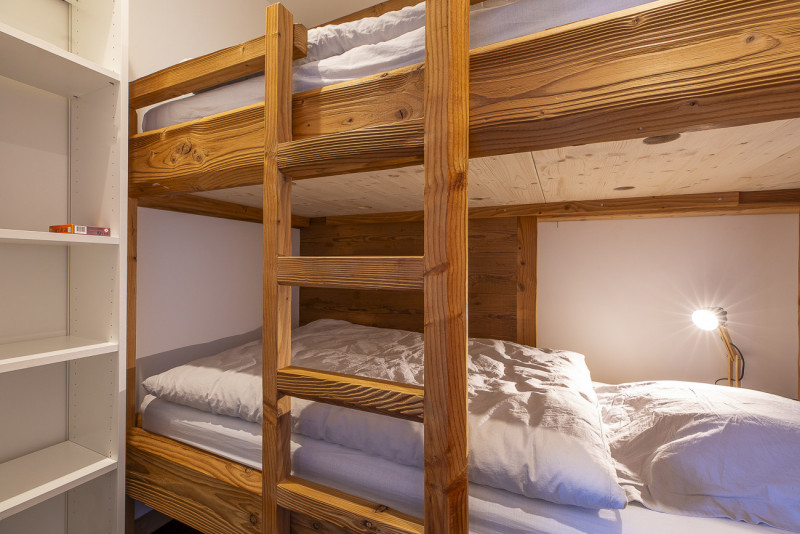 _lv_images__lot_0002800278_13_9846003