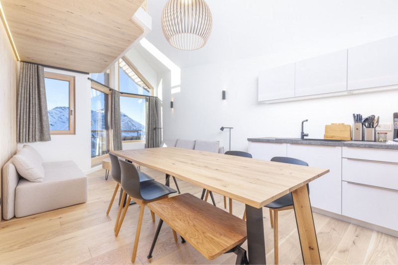 _lv_images__lot_0002800281_03_9765524