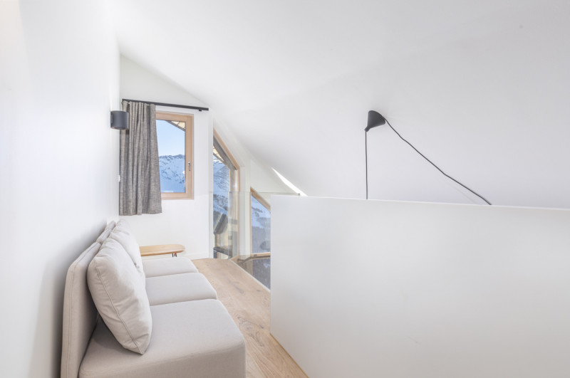 _lv_images__lot_0002800281_08_9718742