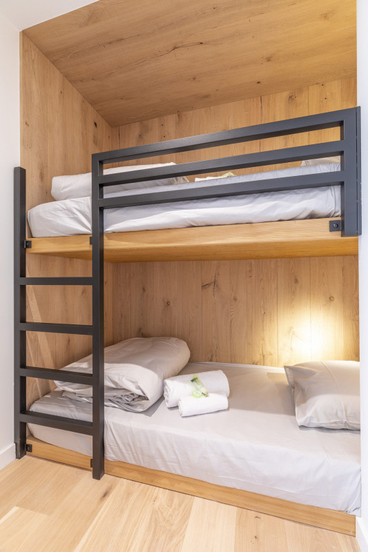 _lv_images__lot_0002800281_12_9824279