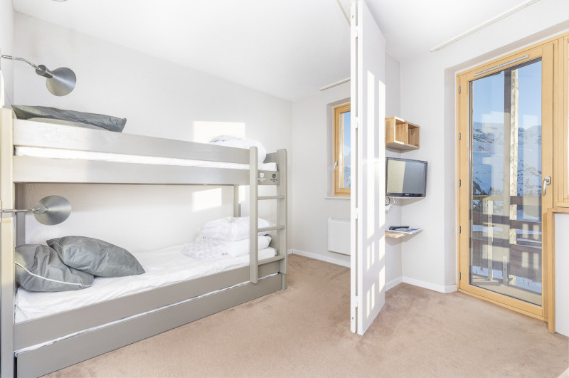 _lv_images__lot_0002800296_11_9477100