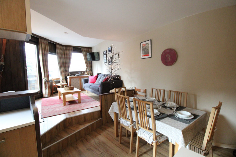 _lv_images__lot_0020392354_02_9780032 _lv_images__lot_0020392354_02_9780032