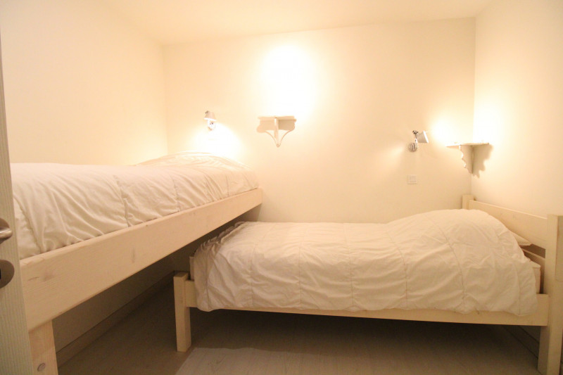 _lv_images__lot_0020392380_05_9780049 _lv_images__lot_0020392380_05_9780049