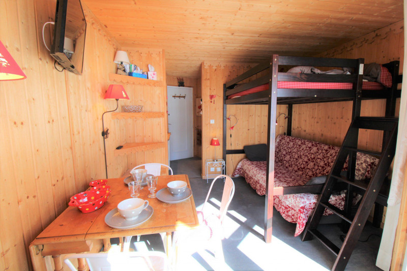 _lv_images__lot_0020392403_03_9472069