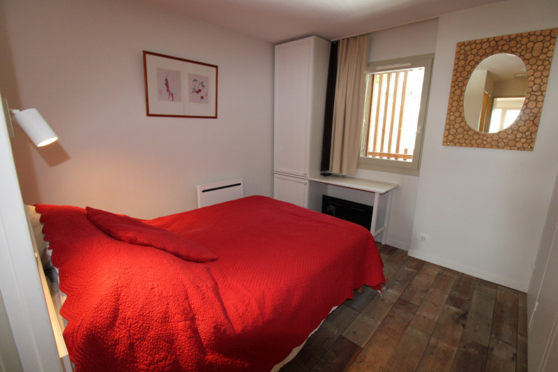 _lv_images__lot_0020392437_06_10289956