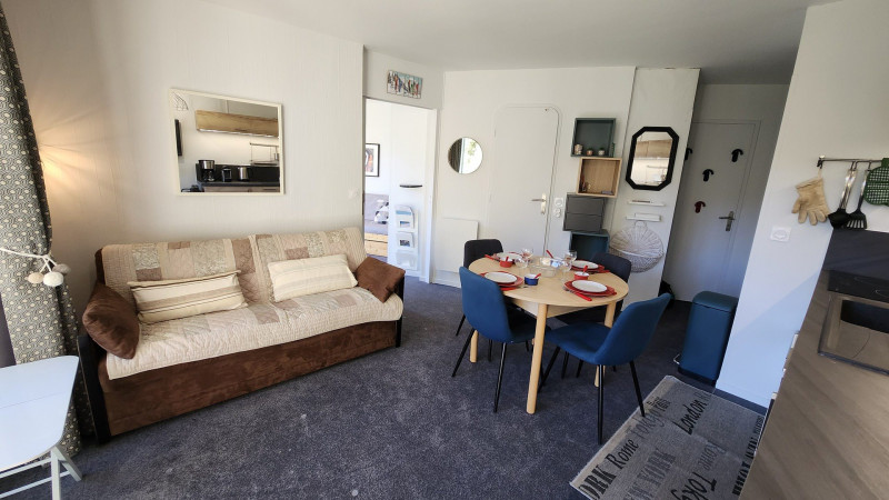 _lv_images__lot_0020392440_04_10048584