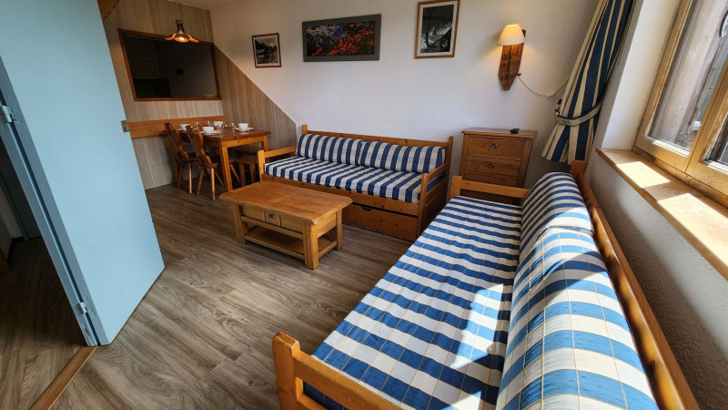 _lv_images__lot_0020392442_03_10055323