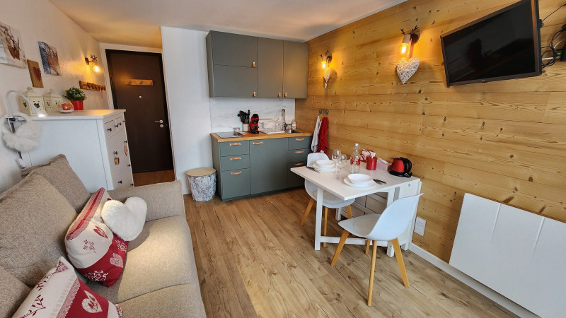 _lv_images__lot_0020392450_04_10298226