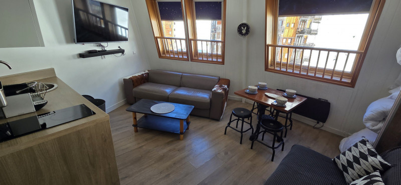 _lv_images__lot_0050450042_01_9789298