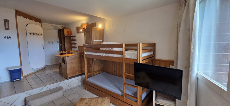 _lv_images__lot_0050450079_06_9876457