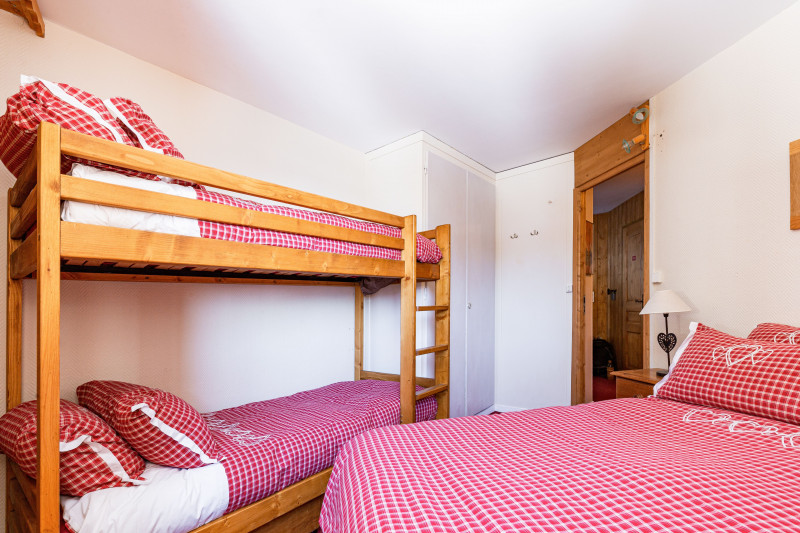 Chambre lit double et lit superposée